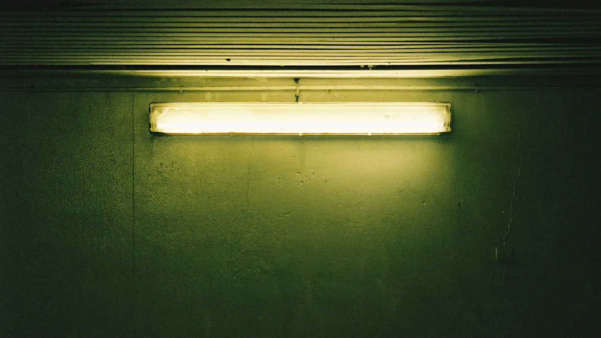 Основните разлики между Batman B1 LED Batten Light и флуоресцентни тръби